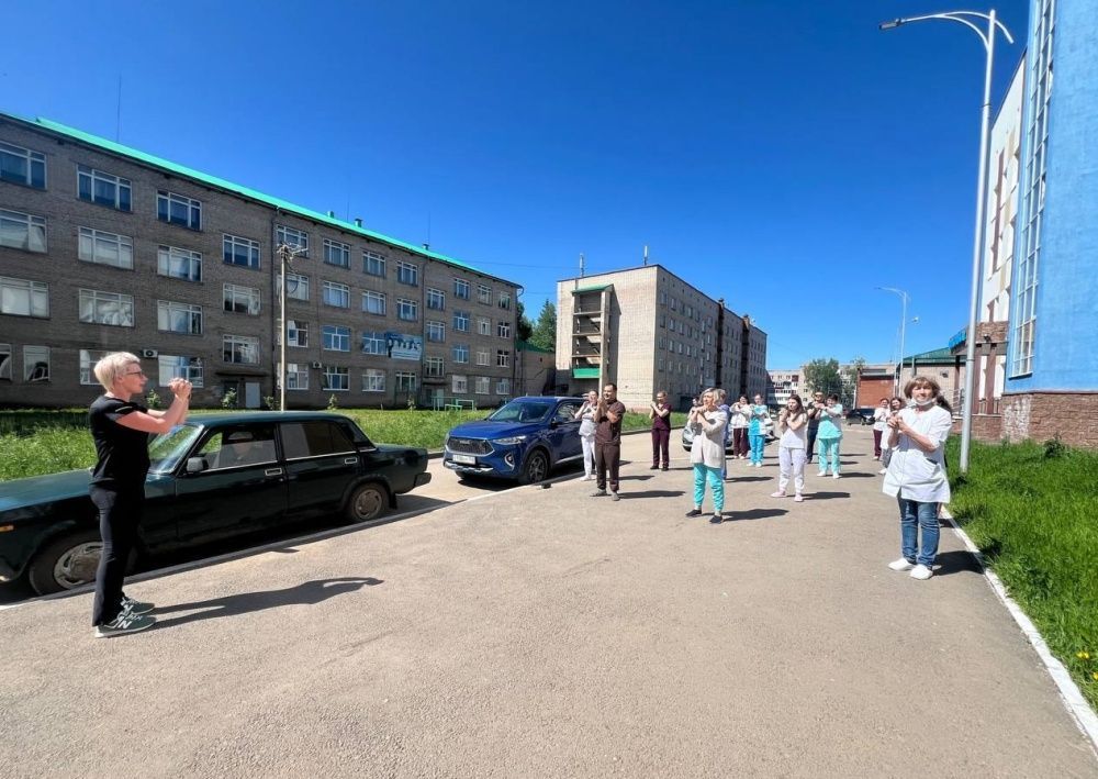 Сотрудники поликлиники провели зарядку