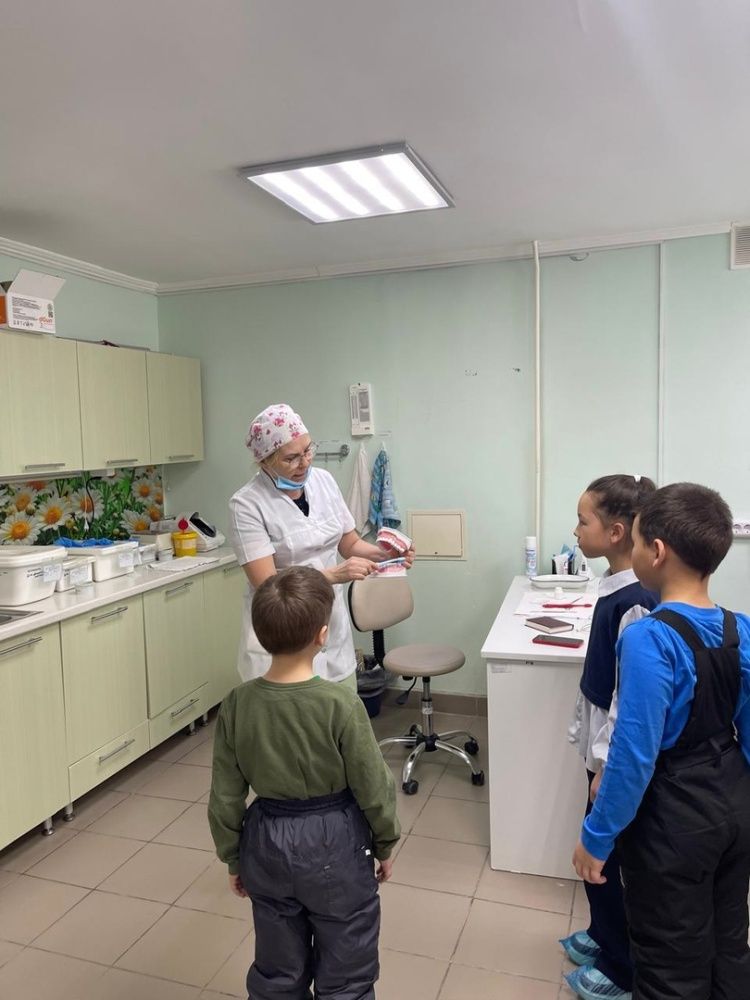 Обучение чистке зубов в детском кабинете стоматологии